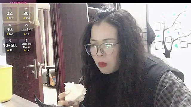 Huahua3187 online show from November 26, 2025, 10:38 am