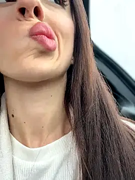 Lilitoppp online show from December 2, 2025, 9:25 am