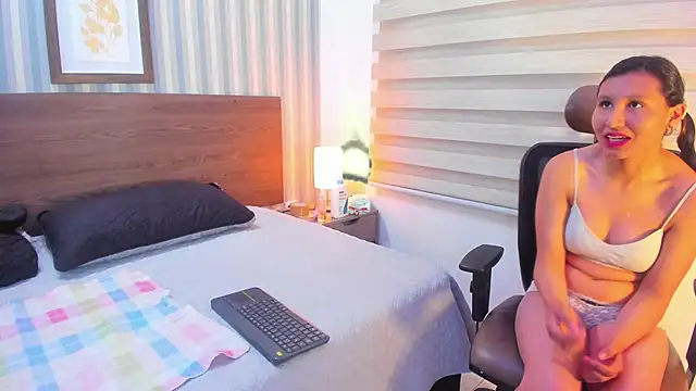 Katy Gomez  online show from December 4, 2025, 1:42 pm