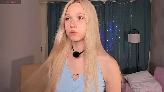 Snapshot of CherrylHolme chatting on July 9, 2026, 8:02 pm CherrylHolme online show from July 9, 2026, 8:02 pm