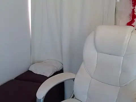 Perla 2026 online show from December 3, 2025, 8:40 pm