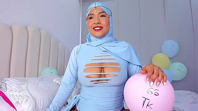 Amira-Zahra online show from April 18, 2026, 9:26 pm