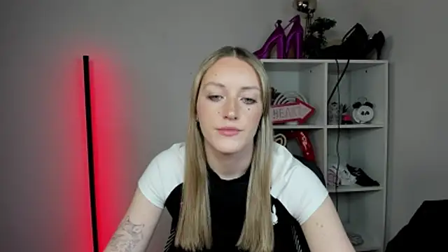 EvelynBlond online show from April 21, 2026, 12:22 pm