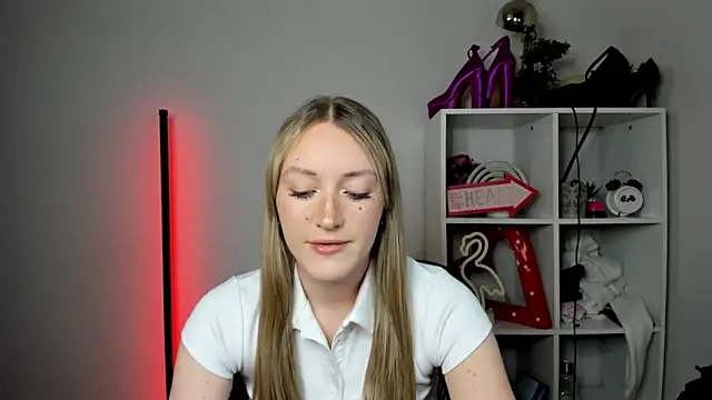 EvelynBlond online show from April 22, 2026, 12:39 pm