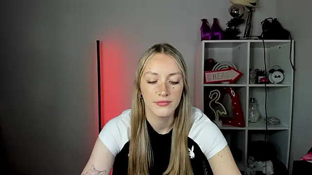 Snapshot of EvelynBlond chatting on June 18, 2026, 12:31 pm EvelynBlond online show from June 18, 2026, 12:31 pm