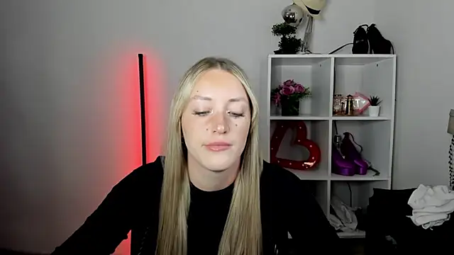 Snapshot of EvelynBlond chatting on July 17, 2026, 12:45 pm EvelynBlond online show from July 17, 2026, 12:45 pm