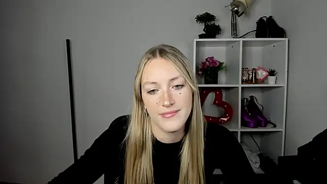 Snapshot of EvelynBlond chatting on July 21, 2026, 12:51 pm EvelynBlond online show from July 21, 2026, 12:51 pm