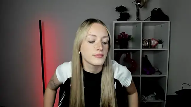 Snapshot of EvelynBlond chatting on July 23, 2026, 12:58 pm EvelynBlond online show from July 23, 2026, 12:58 pm