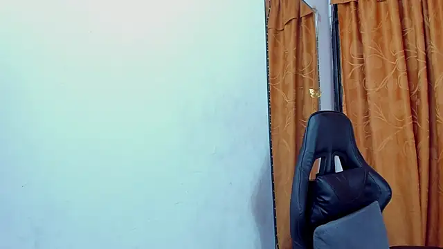 NaommiCampbell online show from December 4, 2025, 2:15 pm