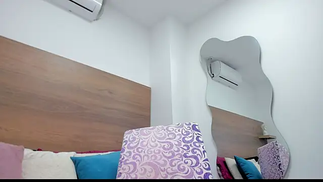 selenaflamemj online show from April 15, 2026, 7:58 pm