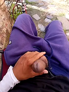 Eezxxx online show from April 15, 2026, 6:53 am