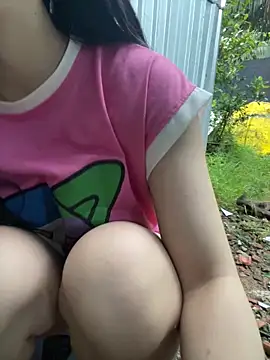 XndSeraphina online show from December 4, 2025, 9:51 am