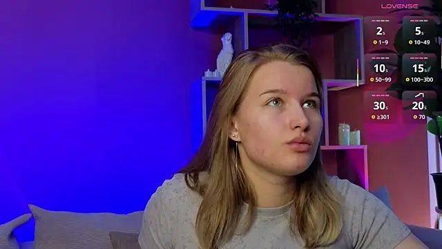 ImiMonroe online show from May 17, 2026, 4:32 am