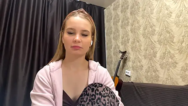 SophieLorein online show from November 22, 2025, 6:01 am