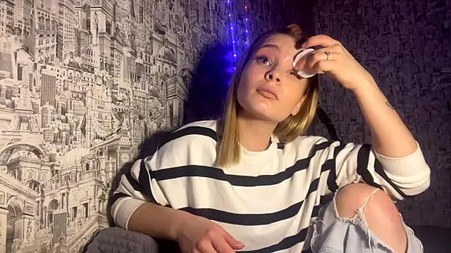 SophieLorein online show from November 30, 2025, 10:08 am