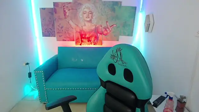 emmily m1  online show from December 4, 2025, 3:05 am