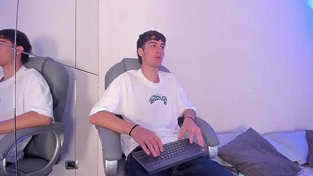 Emir Ozan  online show from November 21, 2025, 11:31 am