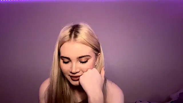 KarissaBoisse online show from December 3, 2025, 2:04 pm