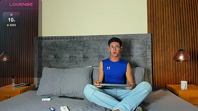 alan bless18 online show from December 5, 2025, 7:43 pm