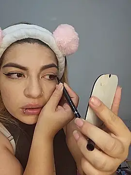 Snapshot of mila_curvy chatting on December 15, 2025, 5:34 am mila curvy online show from December 15, 2025, 5:34 am