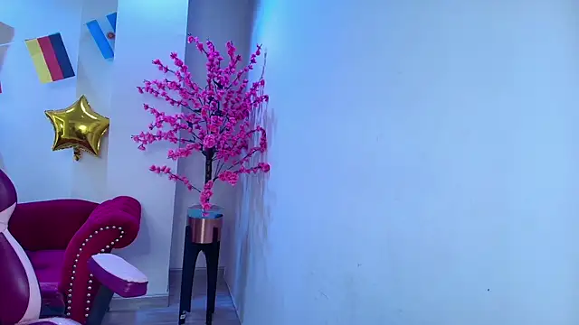 Snapshot of Emily_andrews chatting on June 18, 2026, 7:18 pm Emily andrews online show from June 18, 2026, 7:18 pm