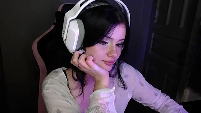 Snapshot of Moon_raven chatting on December 22, 2025, 10:18 pm Moon raven online show from December 22, 2025, 10:18 pm