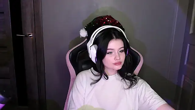 Snapshot of Moon_raven chatting on January 8, 2026, 12:24 am Moon raven online show from January 8, 2026, 12:24 am