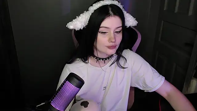 Snapshot of Moon_raven chatting on February 11, 2026, 11:21 pm Moon raven online show from February 11, 2026, 11:21 pm