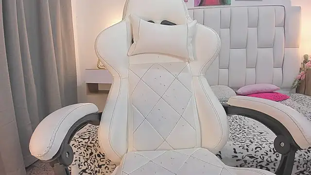 mask red girl online show from April 25, 2026, 1:25 pm