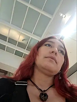 Eveeelyn25 online show from December 4, 2025, 11:35 pm