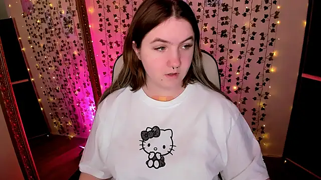 lovelyy julia online show from March 7, 2026, 9:50 am