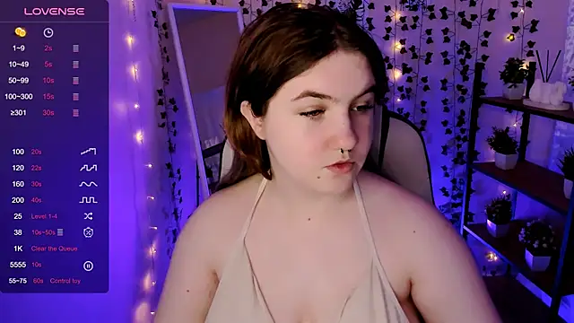 lovelyy julia online show from April 28, 2026, 8:19 am