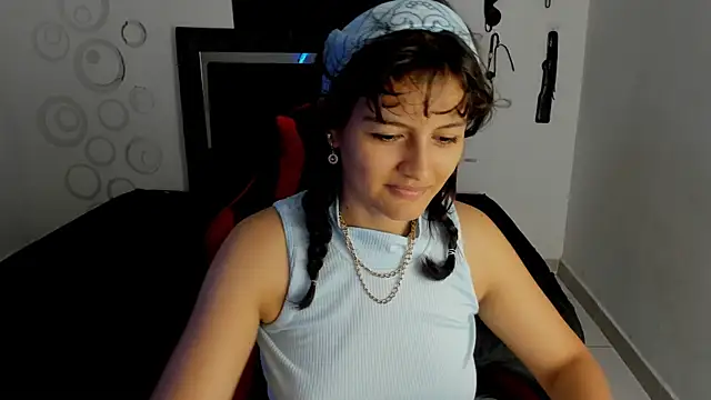 Mia and Kenai online show from December 1, 2025, 12:32 pm