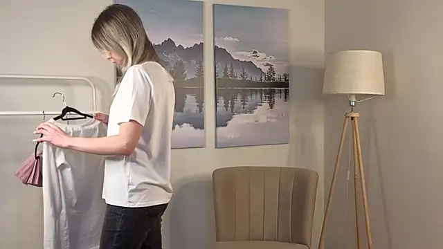 ElaneHamper online show from November 25, 2025, 4:12 am