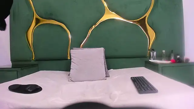 RoxanneBloom online show from April 20, 2026, 4:37 am