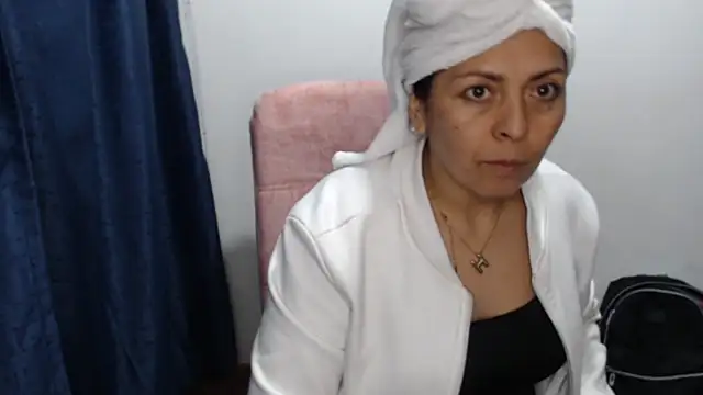 Snapshot of Paolahotty chatting on February 19, 2026, 2:40 am Paolahotty online show from February 19, 2026, 2:40 am