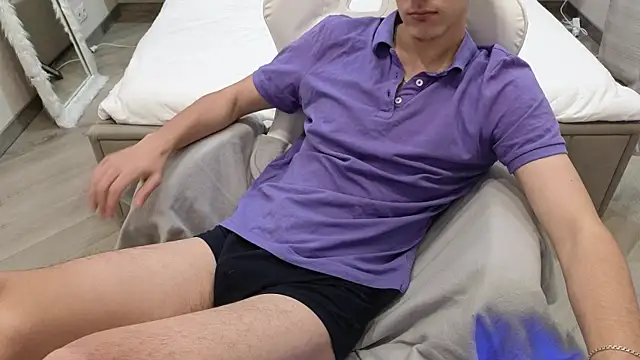 MoonlinSkinn online show from December 5, 2025, 1:03 am