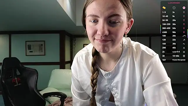 Snapshot of KiraRustle chatting on February 5, 2026, 2:49 am KiraRustle online show from February 5, 2026, 2:49 am