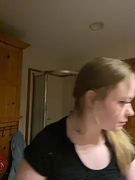 Snapshot of SmirkFans chatting on February 3, 2026, 6:22 am SmirkFans online show from February 3, 2026, 6:22 am