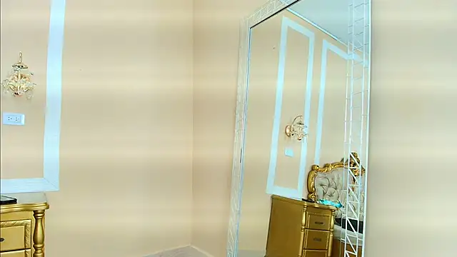 HallieStone online show from December 15, 2025, 3:05 pm