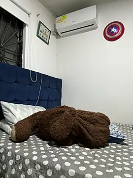 Snapshot of OliverWest04 chatting on April 15, 2026, 9:16 am OliverWest04 online show from April 15, 2026, 9:16 am