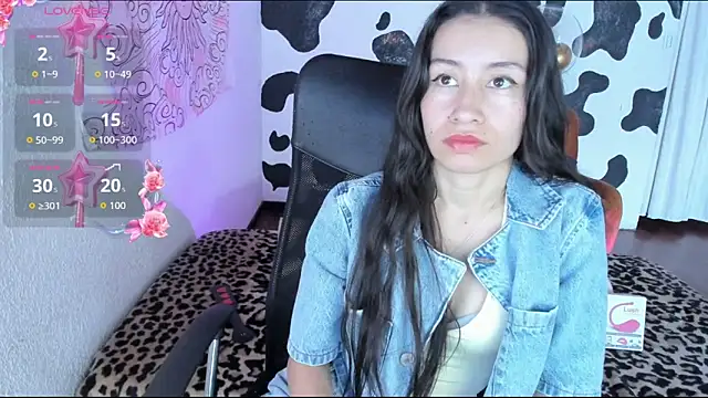 annie smith22 online show from November 26, 2025, 8:43 pm