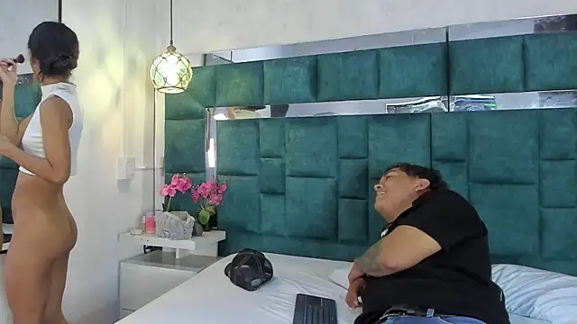  bonnyandclyde online show from April 12, 2026, 1:27 pm