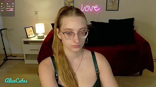 AliceCutes online show from April 29, 2026, 1:37 pm