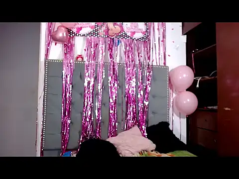 Shaina 69Ts online show from December 5, 2025, 7:39 am