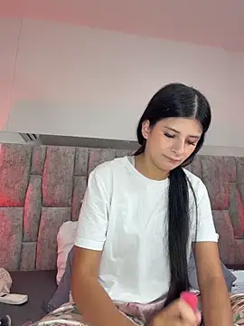 ZafiraNavarro online show from April 19, 2026, 6:10 pm