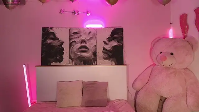 Snapshot of LindseyCoxx chatting on February 11, 2026, 11:43 pm LindseyCoxx online show from February 11, 2026, 11:43 pm