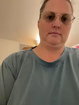 bea french curvy online show from February 1, 2026, 8:40 pm