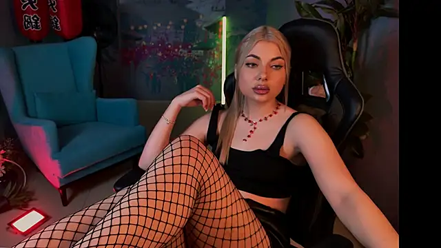 HyileyClark online show from November 27, 2025, 1:35 pm