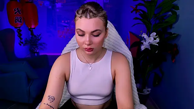 HyileyClark online show from April 19, 2026, 9:52 am